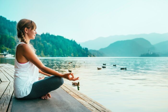 Frauen, die sich einer IVF-Behandlung unterziehen, werden ermutigt, Aktivitäten wie Meditation oder Yoga auszuüben, die helfen, Stress zu bewältigen.