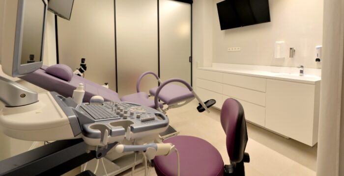 Dr. Serafeim Pousias’ patient examination room, My Fertility 